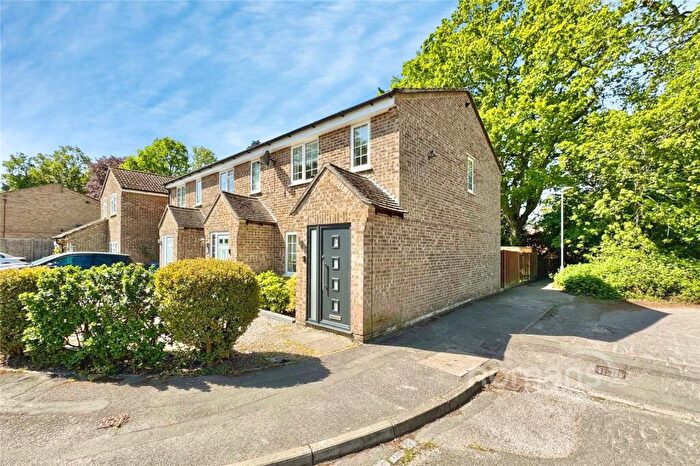 3 Bedroom End Of Terrace House For Sale In Severn Close, Sandhurst, GU47