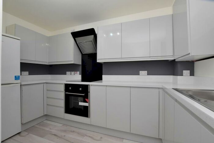 2 Bedroom Flat To Rent In Crown Dale London, SE19