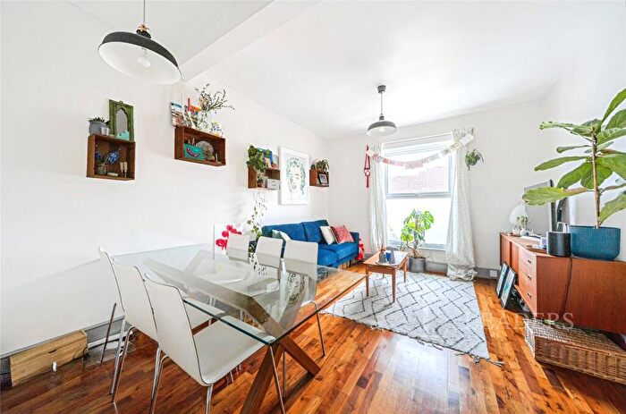 2 Bedroom Maisonette For Sale In Rutland Walk, London, SE6