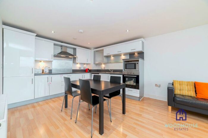 2 Bedroom Apartment To Rent In Kingsway, London, N12