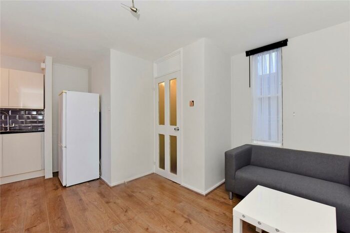 2 Bedroom Maisonette To Rent In Upper Gulland Walk, Islington, Canonbury, London, N1