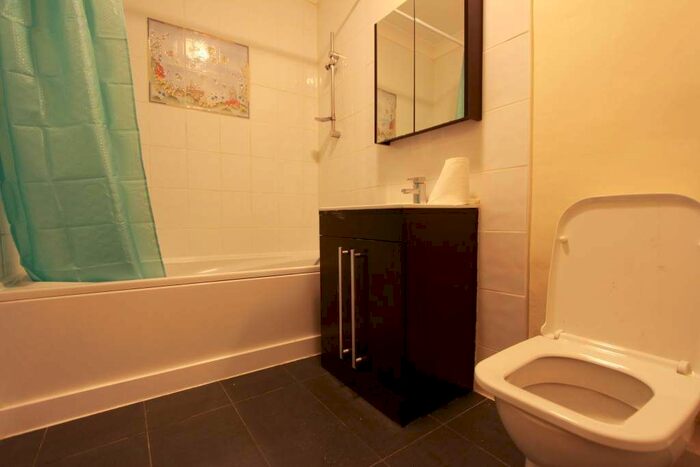 2 Bedroom Flat To Rent In Woodhouse Road, London, N12