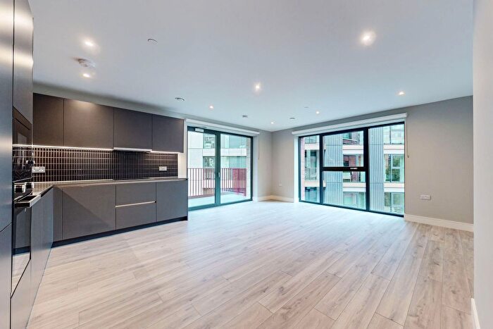 3 Bedroom Flat To Rent In Hewson Way, London, SE17