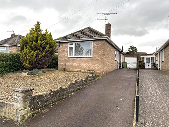 3 Bedroom Bungalow To Rent In Delabere Road Bishops Cleeve, GL52