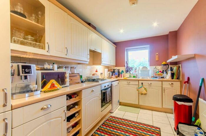 2 Bedroom Flat To Rent In Sparkford Gardens, Friern Barnet, London, N11