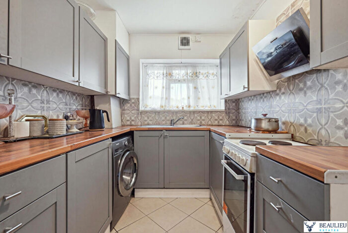 2 Bedroom Maisonette For Sale In Hertford Road, Enfield, EN3