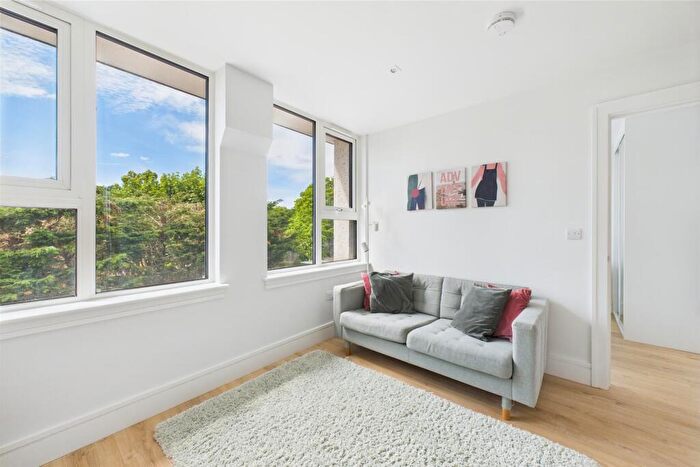 2 Bedroom Flat To Rent In Clive House, Weybridge, KT13