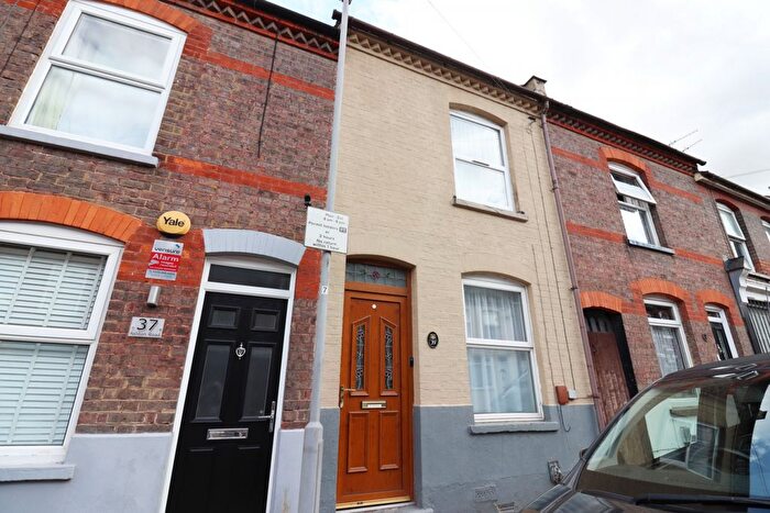 3 Bedroom Terraced House To Rent In Ashton Road, LU1