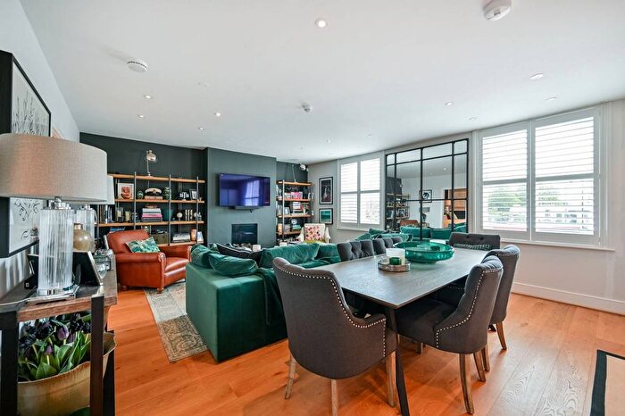 1 Bedroom Flat To Rent In Bridge Road, Hampton Court, East Molesey, KT8