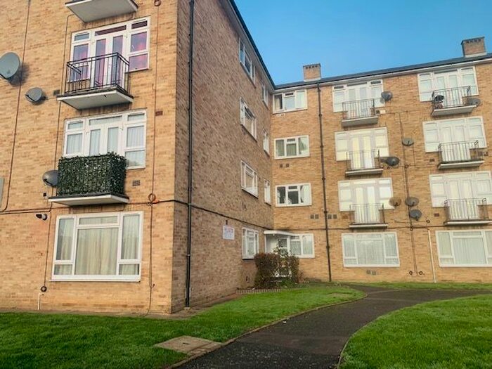 2 Bedroom Flat To Rent In Clare Road, Staines TW19