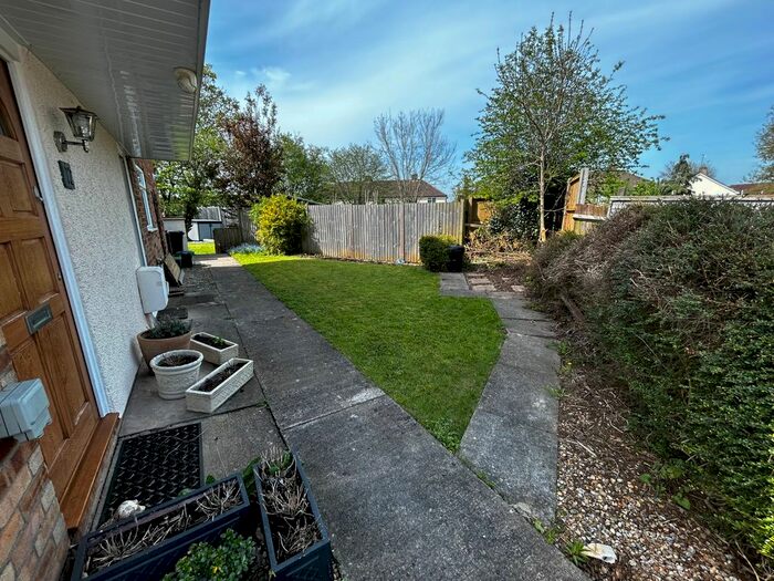 2 Bedroom Flat To Rent In Maple Close, Bristol, BS30