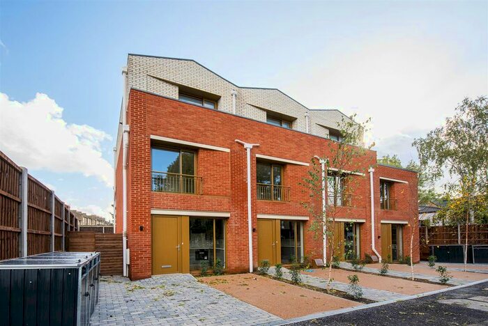 3 Bedroom Town House To Rent In Boston Road, Hanwell, W7