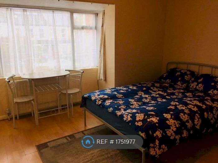 Studio To Rent In Macdonald Road, London, N11