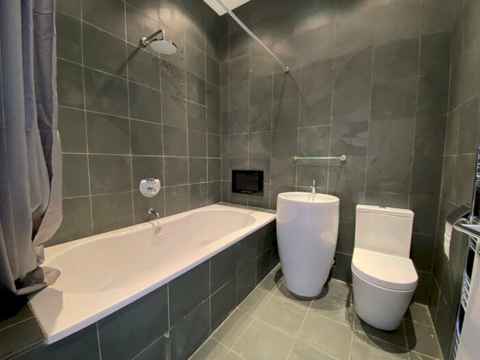 2 Bedroom Apartment To Rent In Harbour Parade, Ramsgate, CT11