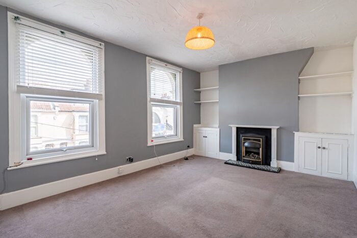 2 Bedroom Flat For Sale In Brandon Street, Gravesend, Kent, DA11