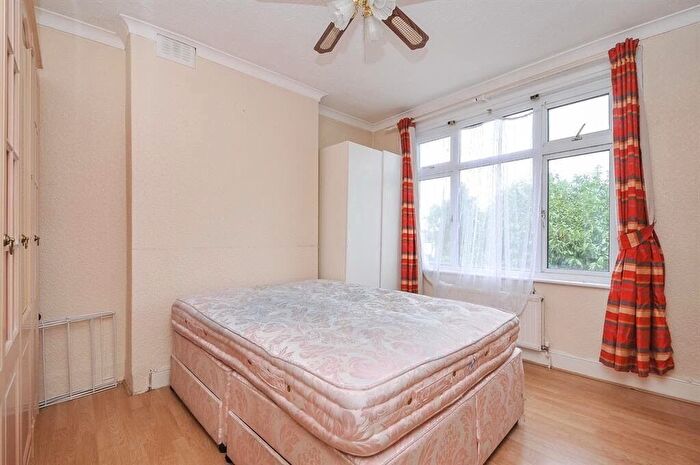 3 Bedroom Flat To Rent In Livingstone Road, Thornton Heath, CR7