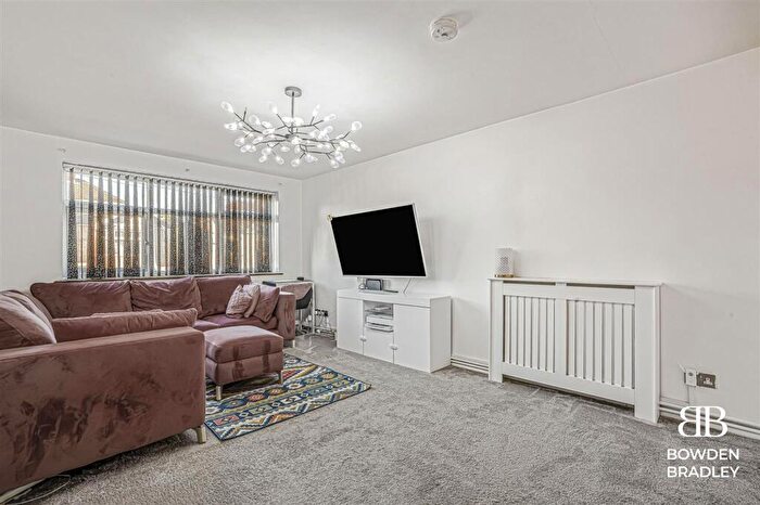 2 Bedroom Flat For Sale In Albany Road, Romford, RM6