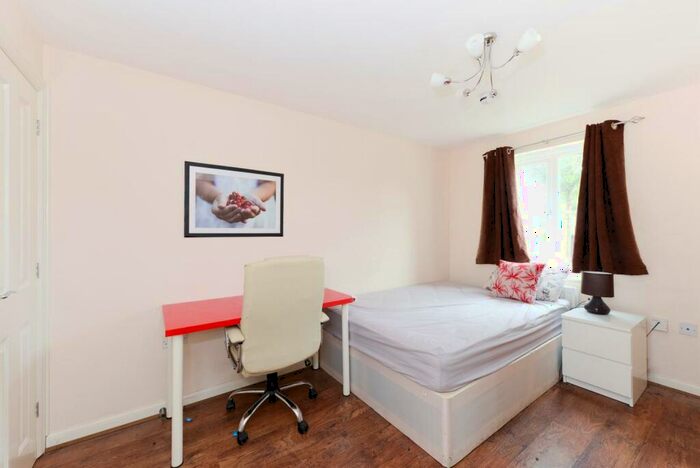 5 Bedroom Town House For Sale In Cunningham Street, Hatfield, AL10