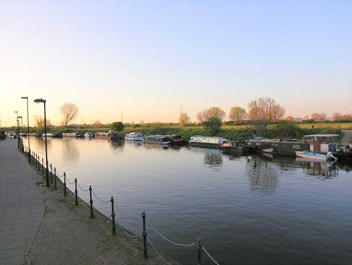 2 Bedroom Flat To Rent In Wonderful Bed With Underground Parking, E5