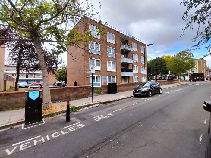 2 Bedroom Flat For Sale In Somerford Grove Estate, Hackney, N16