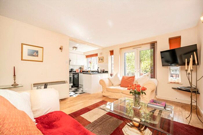 2 Bedroom Flat For Sale In Discovery Walk, Wapping, E1W