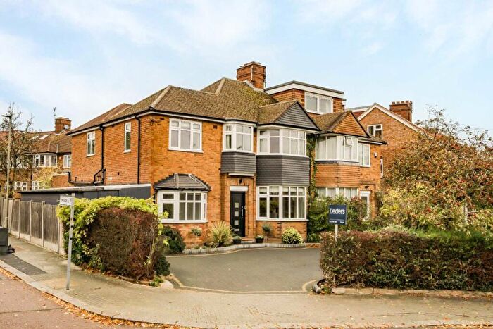 4 Bedroom Semi-Detached House To Rent In Walmington Fold, Finchley, N12