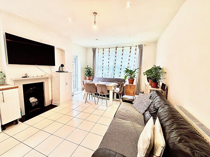 3 Bedroom Flat To Rent In Lonsdale Road, Wanstead, E11
