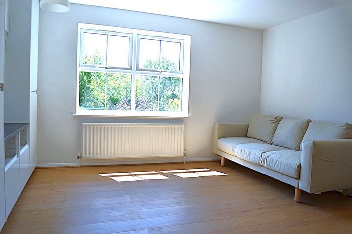 2 Bedroom Flat To Rent In Shaftsbury Gardens, North Acton, London, NW10