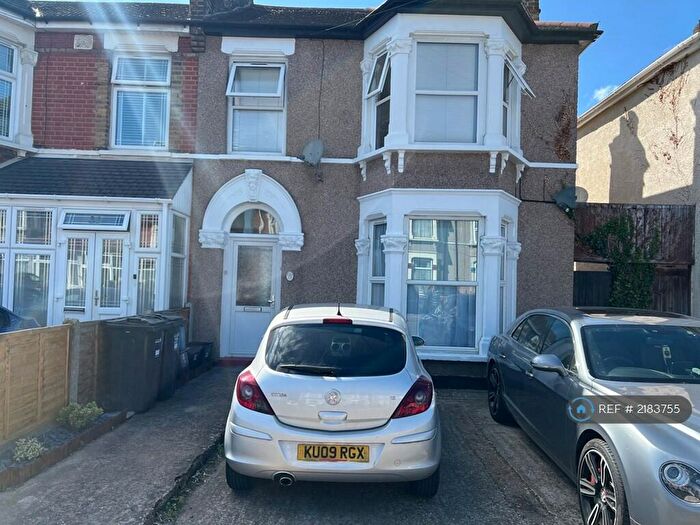2 Bedroom Flat To Rent In Seven Kings, Ilford, IG3