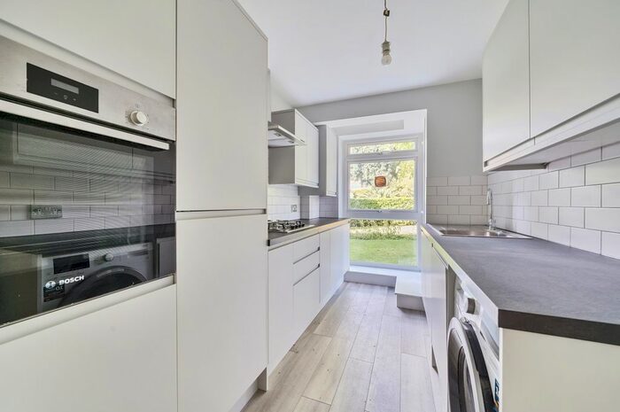 2 Bedroom Flat To Rent In The Squirrels, Belmont Hill, London, SE13