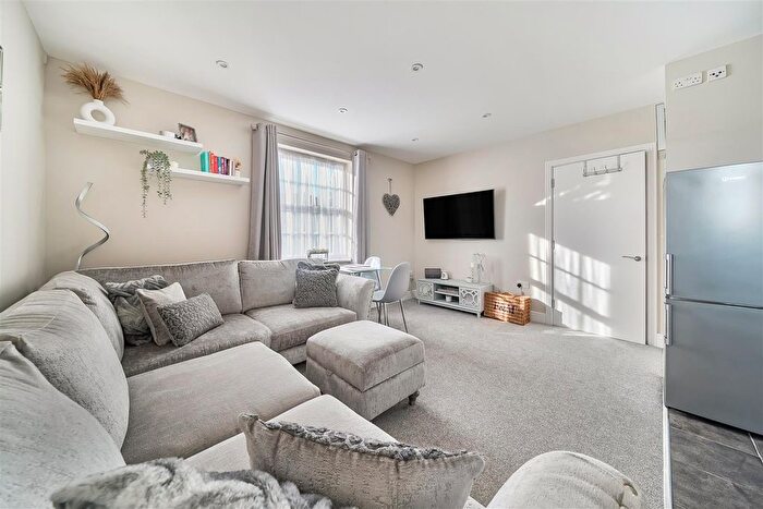 1 Bedroom Flat For Sale In Knowle Avenue, Knowle, Hampshire, PO17