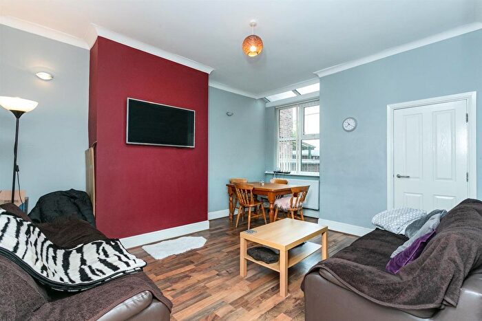 4 Bedroom Terraced House To Rent In Wallace Avenue, Manchester, M14