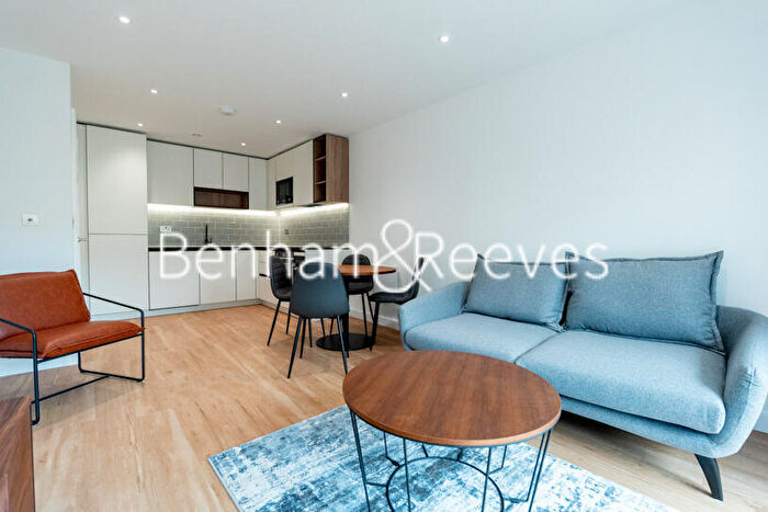1 Bedroom Apartment To Rent In Fairbank House, Beaufort Square, NW9