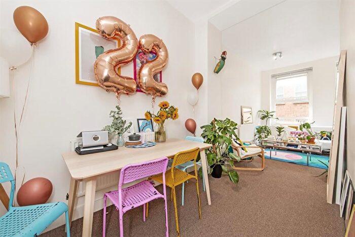 3 Bedroom Flat To Rent In Hanbury Street, London, E1