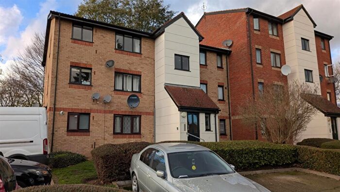 Flat To Rent In Magpie Close, Enfield, EN1