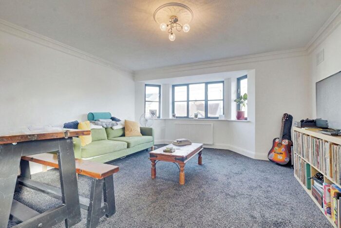 2 Bedroom Flat For Sale In Nelson Road, Leigh-On-Sea, SS9