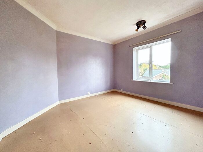 3 Bedroom Semi-Detached House For Sale In Whinfield Road, Dibden Purlieu, SO45