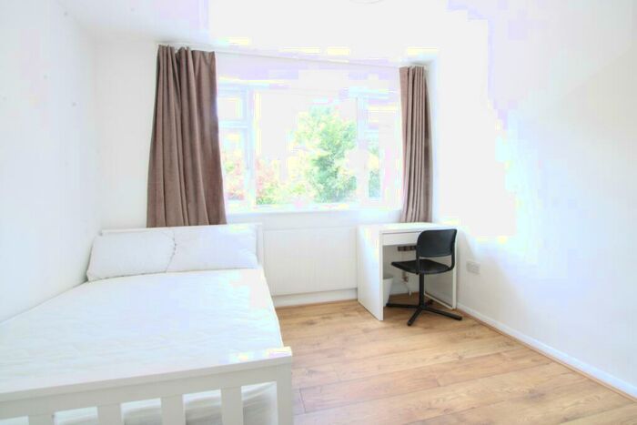 House To Rent In Newton Court, Haywards Heath, RH16