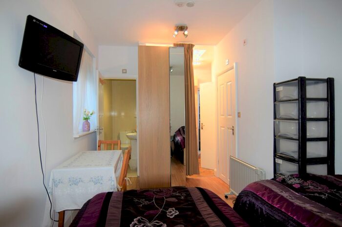 Studio To Rent In Elms Avenue, London, Hendon NW4