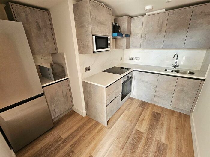 2 Bedroom Flat To Rent In High Street, Aldershot, GU11