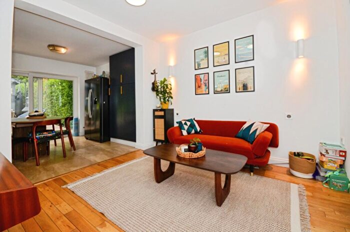 3 Bedroom End Of Terrace House For Sale In Buck Lane, London, NW9