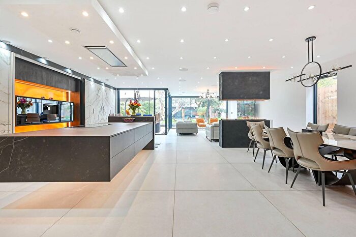 6 Bedroom Semi-detached House For Sale In Kent Avenue, Ealing, London, W13