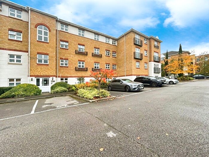 2 Bedroom Flat For Sale In Ogden Park, Bracknell, Berkshire, RG12