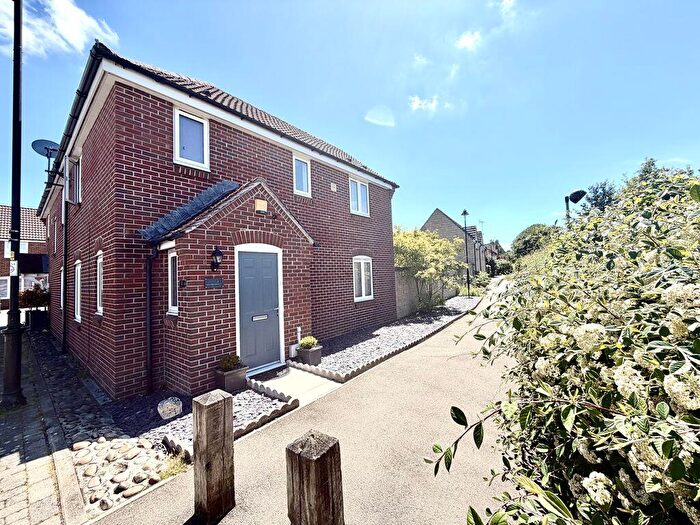 3 Bedroom Semi Detached House For Sale In Isis Close, Calne, SN11