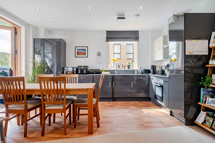 2 Bedroom Flat For Sale In Sumner Road, London, SE15