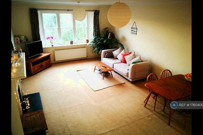 2 Bedroom Flat To Rent In Bicton Croft, Godalming, GU7