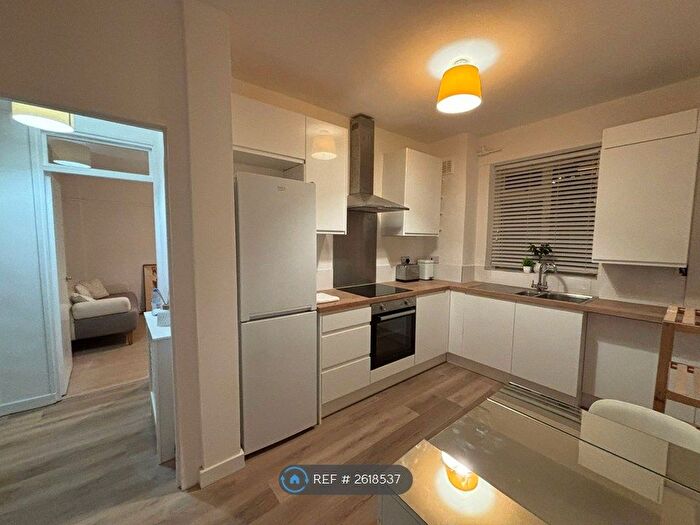 2 Bedroom Flat To Rent In Rawson Court, London, SW11