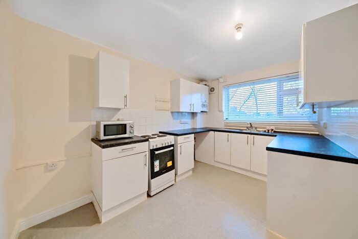 3 Bedroom Flat To Rent In Oakfield Close, New Malden, KT3