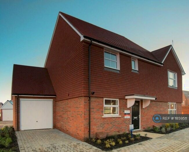 3 Bedroom Semi-Detached House To Rent In Clarence Way, Kings Hill, ME19