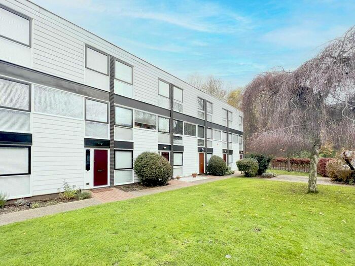 4 Bedroom Town House To Rent In Bankside Close, Carshalton, SM5